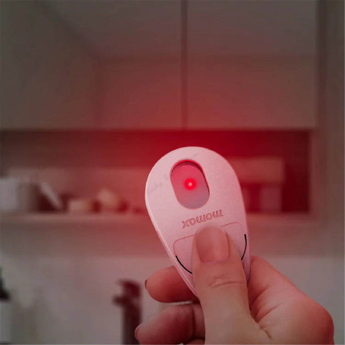 MOMAX PinGuard: Smart Tracker & Hidden Camera Detector with Apple Find My Integration
